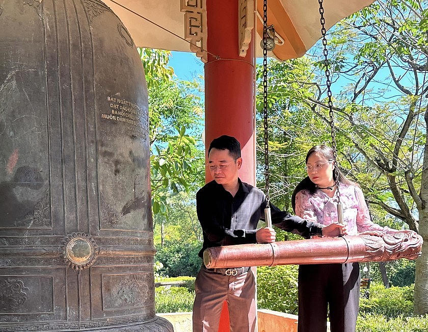 Tiến sĩ Vũ Hoài Nam và Tiến sĩ Vũ Hồng Thúy thỉnh chuông tại Nghĩa trang liệt sỹ Trường Sơn.