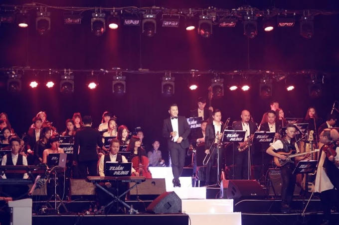 Tuấn Hưng hát cùng hai  dàn nhạc Maius Philharmonic và Band Màu nước.