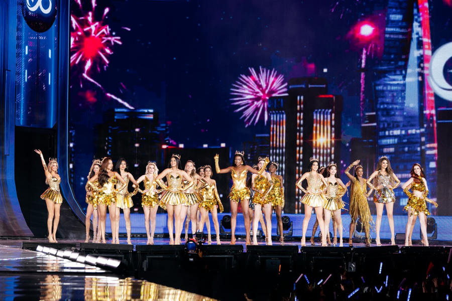 Thí sinh Miss Cosmo 2025 trong phần đồng diễn. Ảnh: UNI