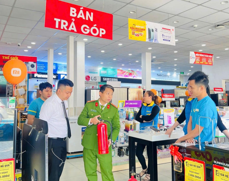 Công an Thanh Hóa kiểm tra việc chấp hành quy định phòng cháy, chữa cháy tại các cơ sở.