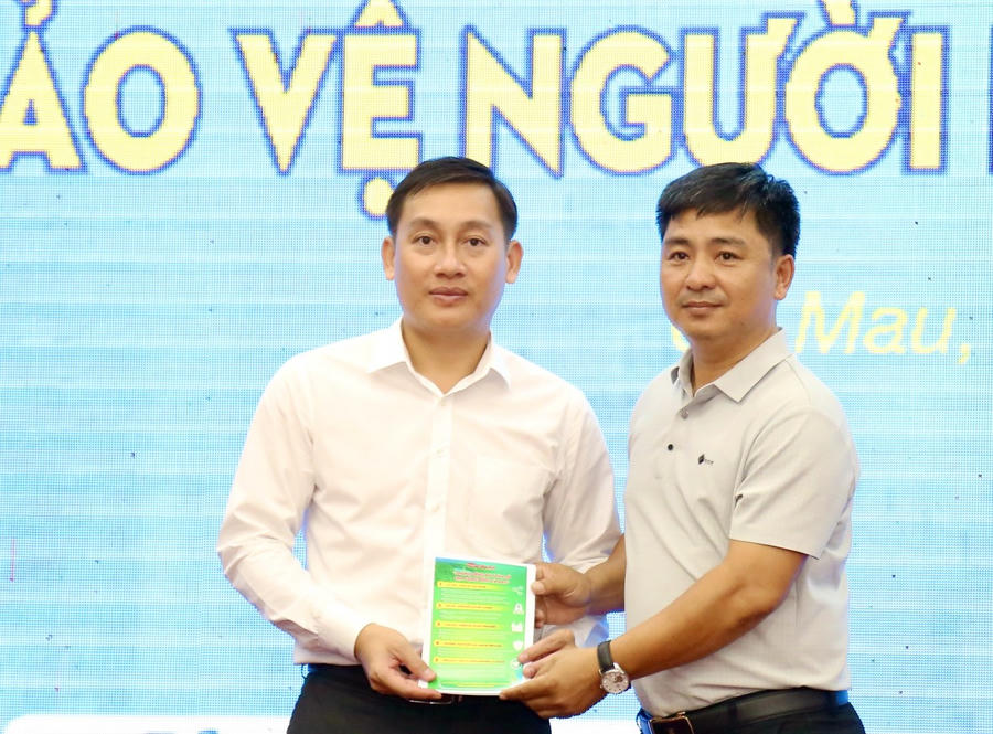 Ban Tổ chức trao tặng Bộ khuyến nghị “5 hành động an toàn số cho cộng đồng Cà Mau”.