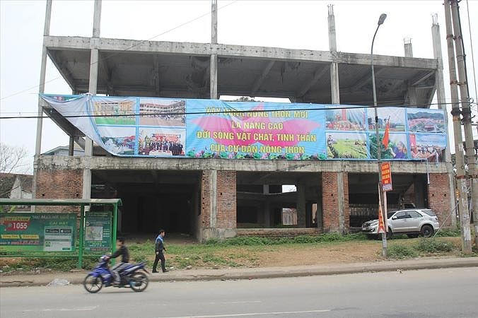 Công trình Nam Đàn Plaza tiêu tốn tiền tỷ bỏ hoang nhiều năm tại trung tâm thị trấnNam Đàn.