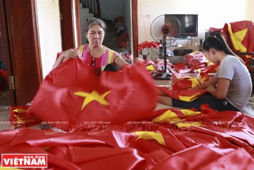 Những lá cờ Tổ quốc do người Từ Vân làm nổi tiếng về độ sắc sảo, đẹp mắt. 
