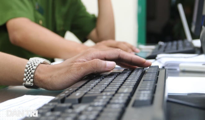 Để đảm việc giải quyết nhanh giấy đi đường cho người dân, Công an phường Trung Hòa đã bố trí cán bộ ứng trực, làm việc 24/24h.