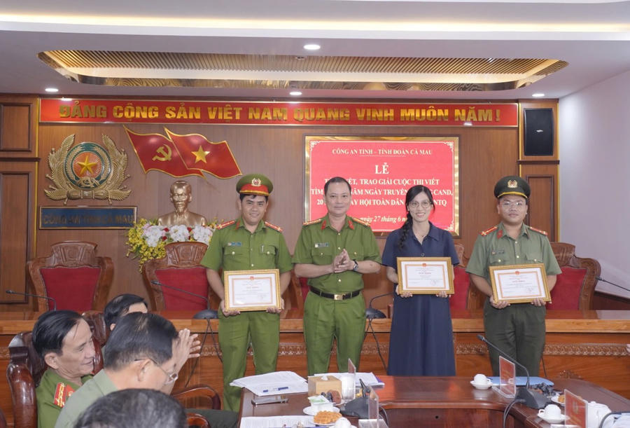 Đại tá Trần Văn Thi - Phó Giám đốc Công an tỉnh Cà Mau, trao giải Ba Các cho tác giả.