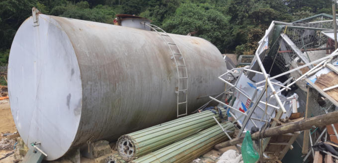 Téc xăng dầu, cửa cuốn cùng đồ vật được vận chuyển ra khỏi ngôi nhà.