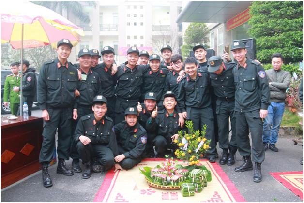 Nụ cười, niềm vui của các chiến sĩ bên thành quả của mình đã làm được.