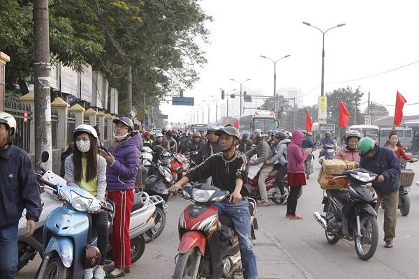 Tuy nhiên cảnh tắc đường tại các cửa bến xe vẫn diễn ra sau mỗi kỳ nghỉ. Cảnh tắc đường hỗn loạn tại cửa bến xe Giáp Bát làm cho các phương tiện lưu thông trên đường gặp khó khăn.