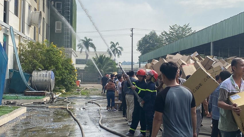Hàng nghìn thùng carton chứa hàng hóa đã được di chuyển ra bên ngoài
