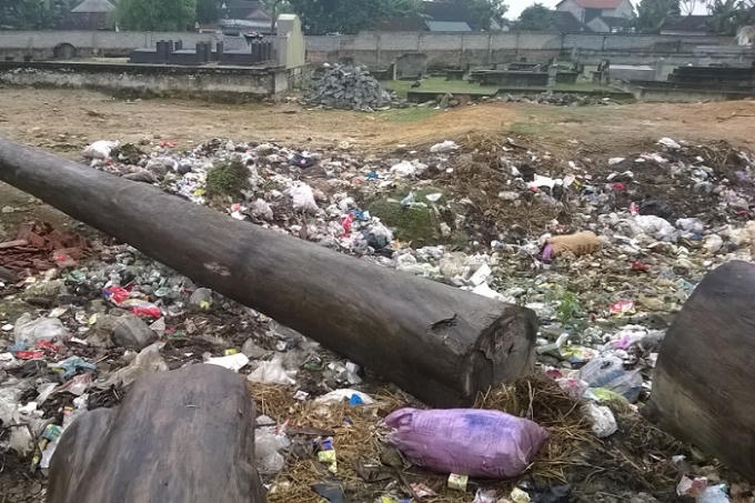 Tại nghĩa địa Cồn Lim, chỗ nào có đất trống là chỗ đó có rác thải (ảnh Duy Ngợi).