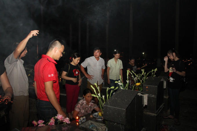 Hơn 3000 ngọn nến tri &acirc;n được thắp tại nghĩa trang liệt sĩ H&agrave; Nội