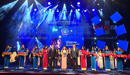 Bộ trưởng Bộ Giao thông vận tải Đinh La Thăng trao giải thưởng Danh hiệu "Sinh viên 5 tốt" và "Tập thể Sinh viên 5 tốt". Ảnh: Loan Bảo.