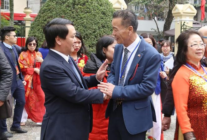 Ông Lý Thừa Vĩnh (bên phải) trò chuyện cùng ông Hầu A Lềnh, Phó Chủ tịch Trung ương Mặt trận Tổ quốc Việt Nam trong dịp đón bà con kiều bào về dự Xuân Quê hương 2019. Ảnh: Quang Vinh.