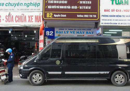 Thanh tra giao thông xử phạt xe hợp đồng dừng đỗ sai quy định. Ảnh: Xuân Hoa