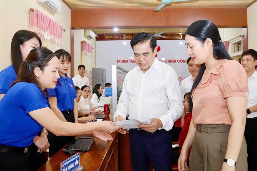Ông Võ Trọng Hải - Phó Bí thư Tỉnh uỷ, Chủ tịch UBND tỉnh Hà Tĩnh kiểm tra và động viên đội hình Thanh niên tình nguyện hỗ trợ vận hành mô hình chính quyền 2 cấp tại xã Thượng Đức.