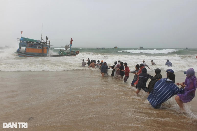Cả làng đổ ra biển ứng cứu những con tàu gặp nạn trong mưa gió lớn.