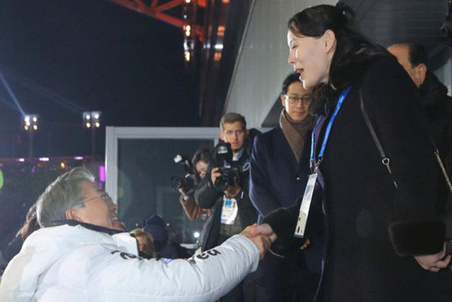 Cú bắt tay lịch sử giữa Tổng thống Hàn Quốc Moon Jae-in và cô Kim Yo-jong. Ảnh: Reuters