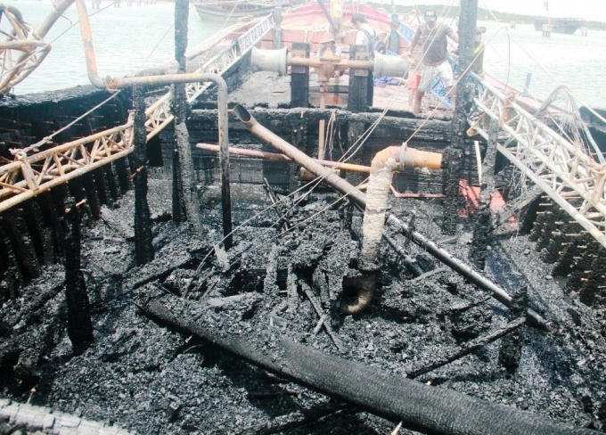 Một tàu cá bị cháy ở xã Tam Giang.