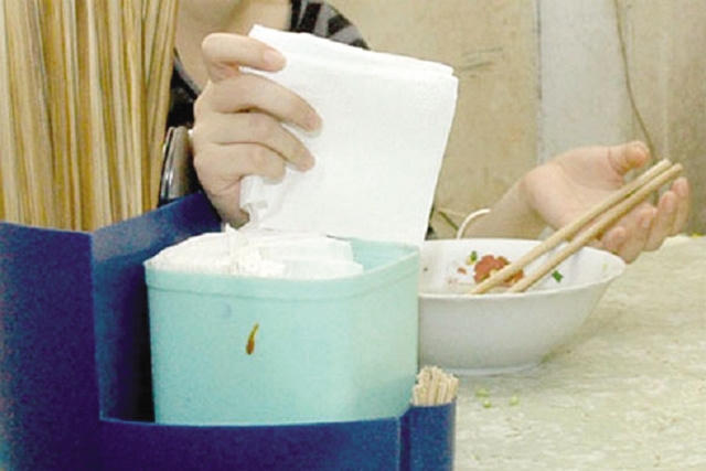 Bẩn như... giấy lau miệng.