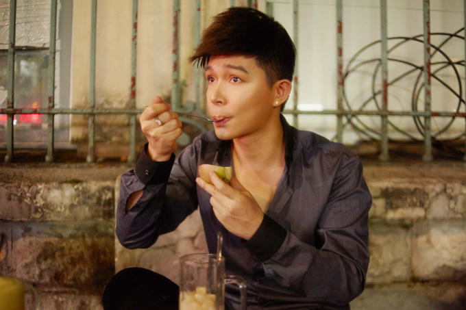 Nathan Lee diện h&agrave;ng hiệu tiền tỉ ngồi ăn tr&aacute;i c&acirc;y vỉa h&egrave;