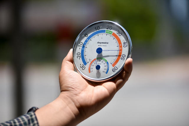 L&uacute;c 12h trưa, nhiệt độ tr&ecirc;n đường phố l&ecirc;n tới 45 độ C.