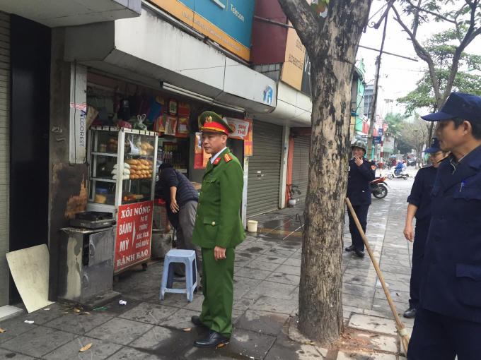 Không những xử lý mà công an phường Giảng Võ còn tuyên truyền vận động người dân thực hiện đúng pháp luật.