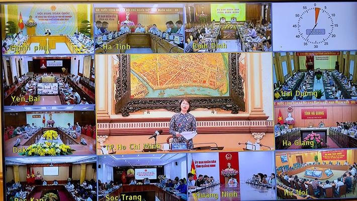 Hội nghị tổ chức theo hình thức trực tiếp kết hợp trực tuyến từ trụ sở của Chính phủ tới 402 điểm cầu tại 63 tỉnh, TP trực thuộc Trung ương, với khoảng 7.000 đại biểu tham dự. Trong đó, có 34 Bí thư tỉnh/Thành ủy, 36 Chủ tịch, 59 Phó Chủ tịch UBND tỉnh/TP tham dự.