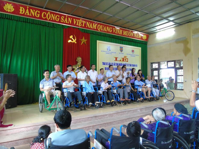 Đoàn công tác và Quỹ hỗ trợ cộng đồng Lawrence S.ting tặng quà cho Hội bảo trợ người tàn tật và trẻ mô côi tỉnh Thanh Hóa.