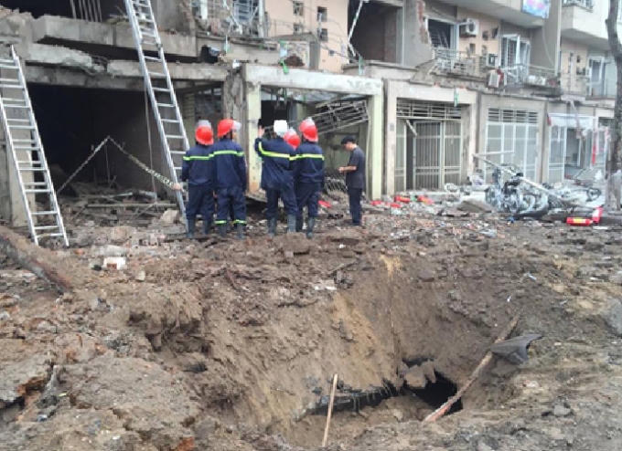 Vụ nổ đã tạo ra một hố lớn với bán kính hơn 2m.