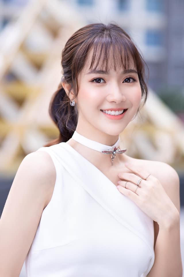 Với ngoại hình xinh xắn, giọng hát ngọt ngào, trong trẻo, Jang Mi dễ dàng chiếm trọn tình cảm của công chúng qua những sản phẩm cover được đăng tải trên kênh Youtube của mình.