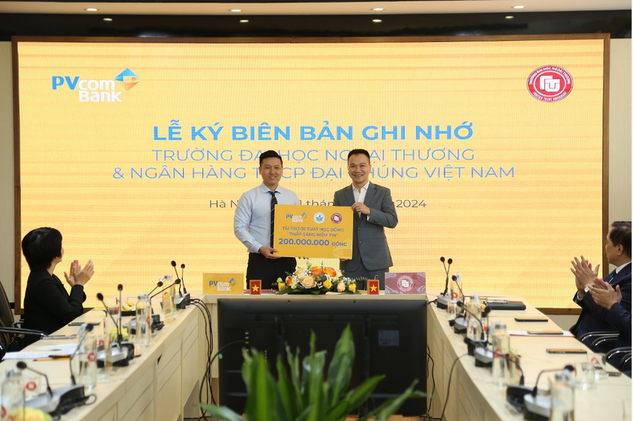 Đại diện PVcomBank trao tặng trường Đại học Ngoại Thương 2 suất học bổng Thắp Sáng Niềm Tin với trị giá 200 triệu đồng.