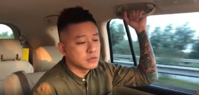 Nhiều người thích thú với ca khúc "Vuông, tròn, tam giác"của ca sĩ Tuấn Hưng. (Ảnh: Cắt từ clip)