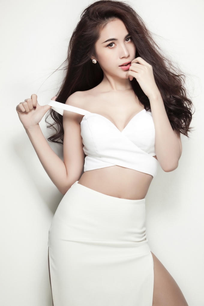 Thủy Tiên luôn thu hút người đối diện với thân hình nóng bỏng. Ảnh: internet.