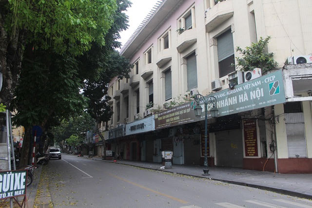 Phố sách Đinh Lễ (Hà Nội) trở nên thanh bình và yên tĩnh hơn bao giờ hết