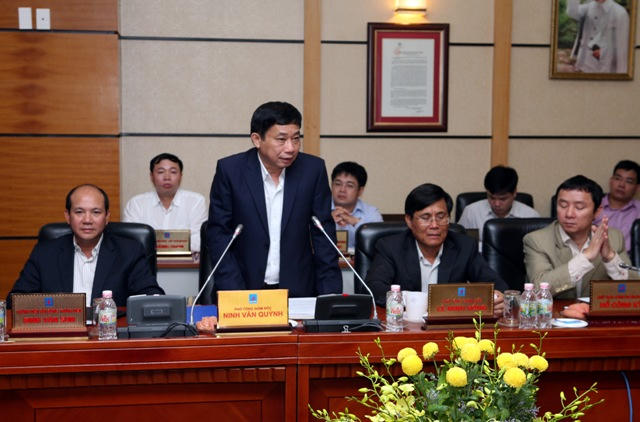 Ông Ninh Văn Quỳnh (đang đứng) đã bị khởi tố, bắt giam.