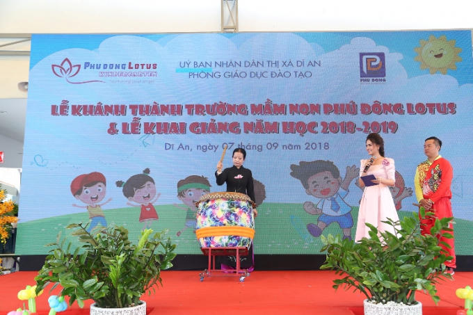 Hiệu trưởng trường mần non chuẩn quốc tế Phu Dong Lotus Kindergarten đánh trống khai giảng năm học đầu tiên.