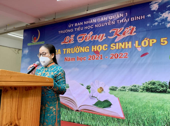 Cô Đỗ Thị Nhung, Phó Hiệu trưởng phát biểu khai mạc và đọc báo cáo tổng kết tại buổi lễ. Ảnh: Thanh Hải