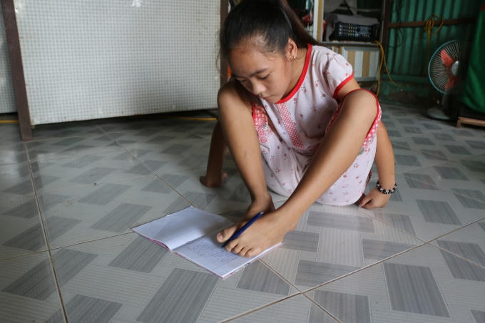 Điều đặc biệt ở Mỹ em viết chữ bằng chân trái.