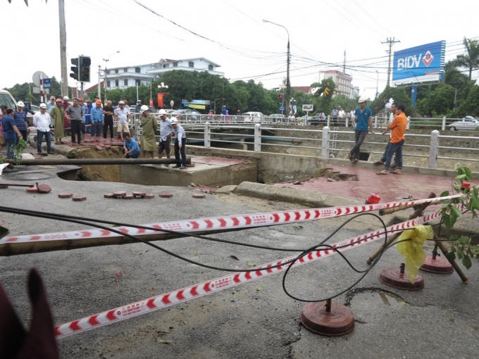 Phong tảo hiện trường đảm bảo an toàn giao thông.