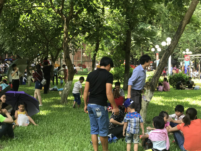 Những b&atilde;i cỏ cũng trở th&agrave;nh nơi nghỉ ch&acirc;n của nhiều người.