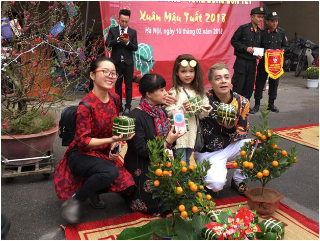 NSUT Hồng Liên, ca sĩ Tâm Nguyện, Ngôi sao nhí Bảo Trang đang vui vẻ chụp ảnh với những chiếc bánh chưng.