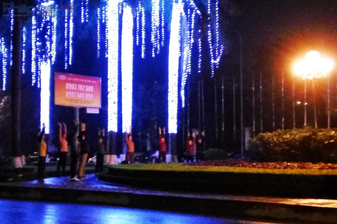 Bên cạnh đó, nhiều người phụ nữ lớn tuổi chọn cho mình cuộc sống "Vui - khoẻ - có ích". (Ảnh: Đức Biên)