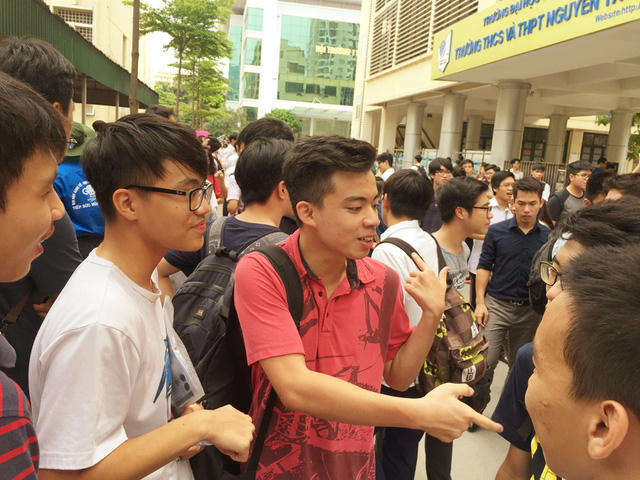 Hãy dành cho các trường, các nhóm trường đại học tổ chức thi tuyển sinh theo các đợt khác nhau trong năm.