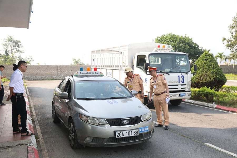 Các cán bộ, chiến sĩ CSGT Công an tỉnh Sơn La hướng dẫn, động viên các học viên trước phần thi. Ảnh: Công an tỉnh Sơn La