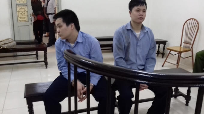 Long (bên phải) trước vành móng ngựa