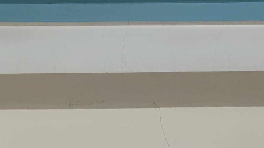 Nhiều vết nứt xuất hiện tại phần tường, trần nhà của các hộ dân