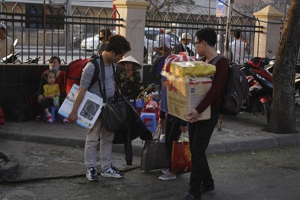 Người d&acirc;n &ldquo;rồng rắn&rdquo; k&eacute;o về Thủ đ&ocirc; sau Tết