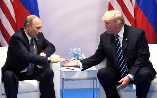 Tổng thống Nga Vladimir Putin và người đồng cấp Mỹ Donald Trump gặp nhau bên lề G20 tại Hamburg, Đức (Ảnh: AFP)