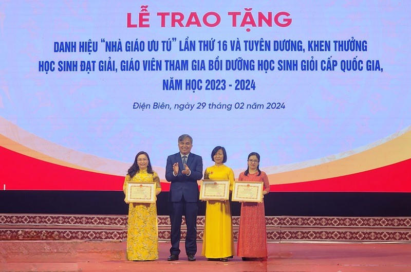 Phó Chủ tịch UBND tỉnh Điện Biên tặng Bằng khen của UBND tỉnh cho các giáo viên tham gia bồi dưỡng học sinh giỏi cấp quốc gia (Ảnh CTV).