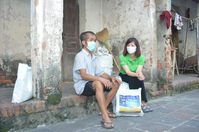 Đại diện đơn vị vận hành Siêu thị mini 0 đồng tại huyện Phú Xuyên đến tận nhà trao quà cho các hoàn cảnh khó khăn